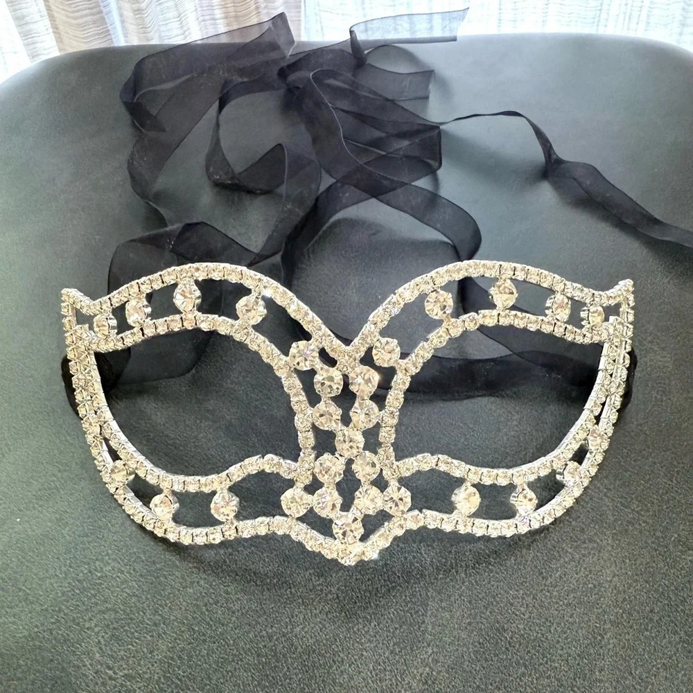 Elegant Crystal Masquerade Mask